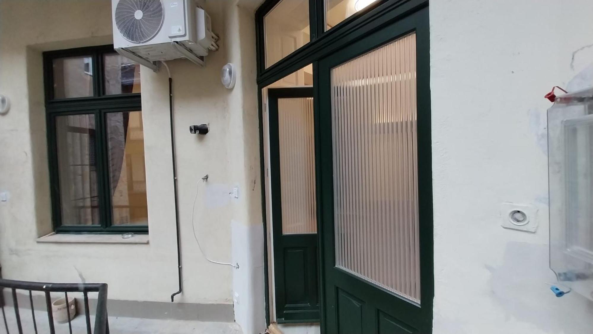 Szekely Apartment Near Deak Ferenc Square With Free Parking In Garage Budapest Bagian luar foto