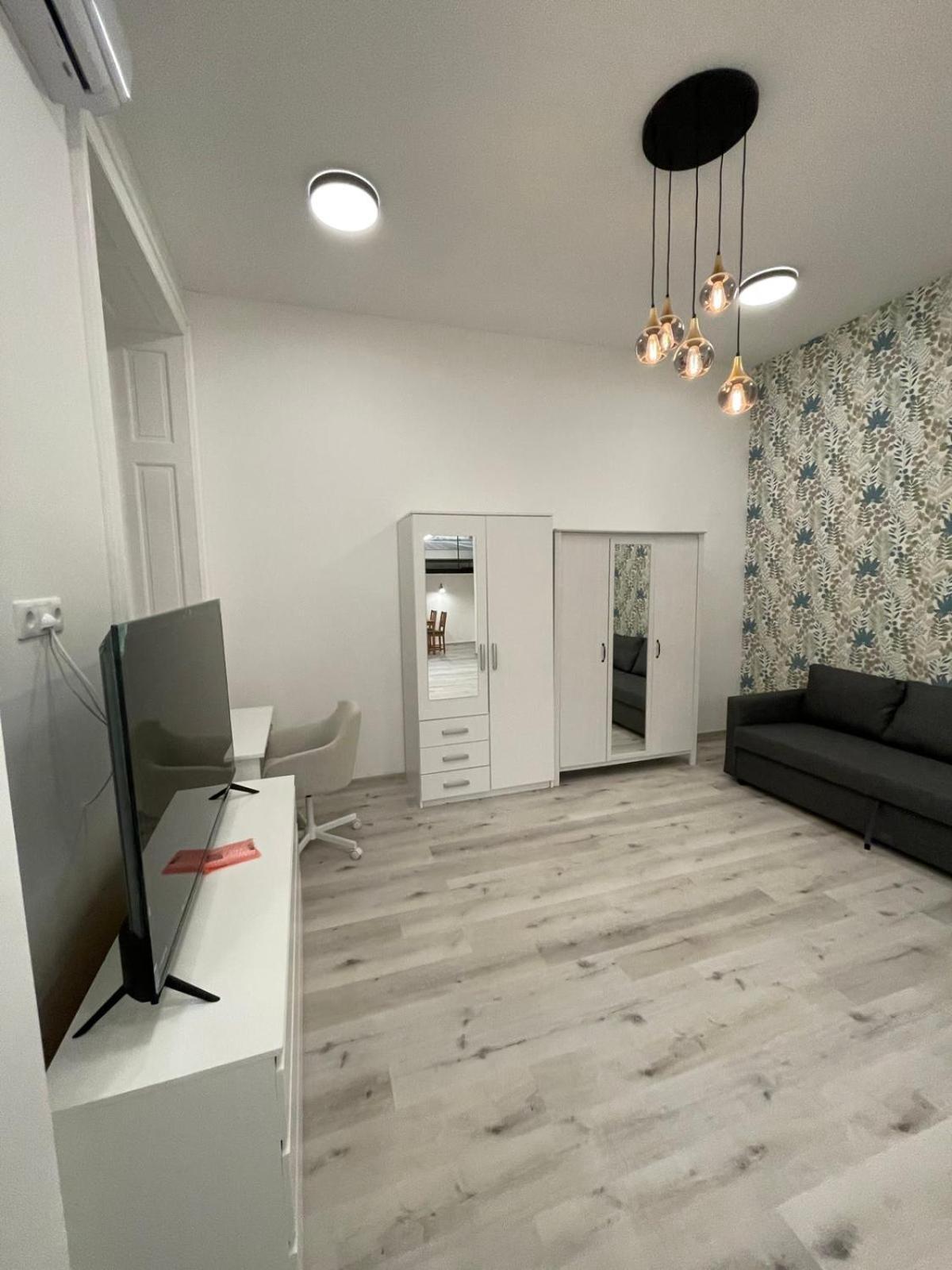 Szekely Apartment Near Deak Ferenc Square With Free Parking In Garage Budapest Bagian luar foto