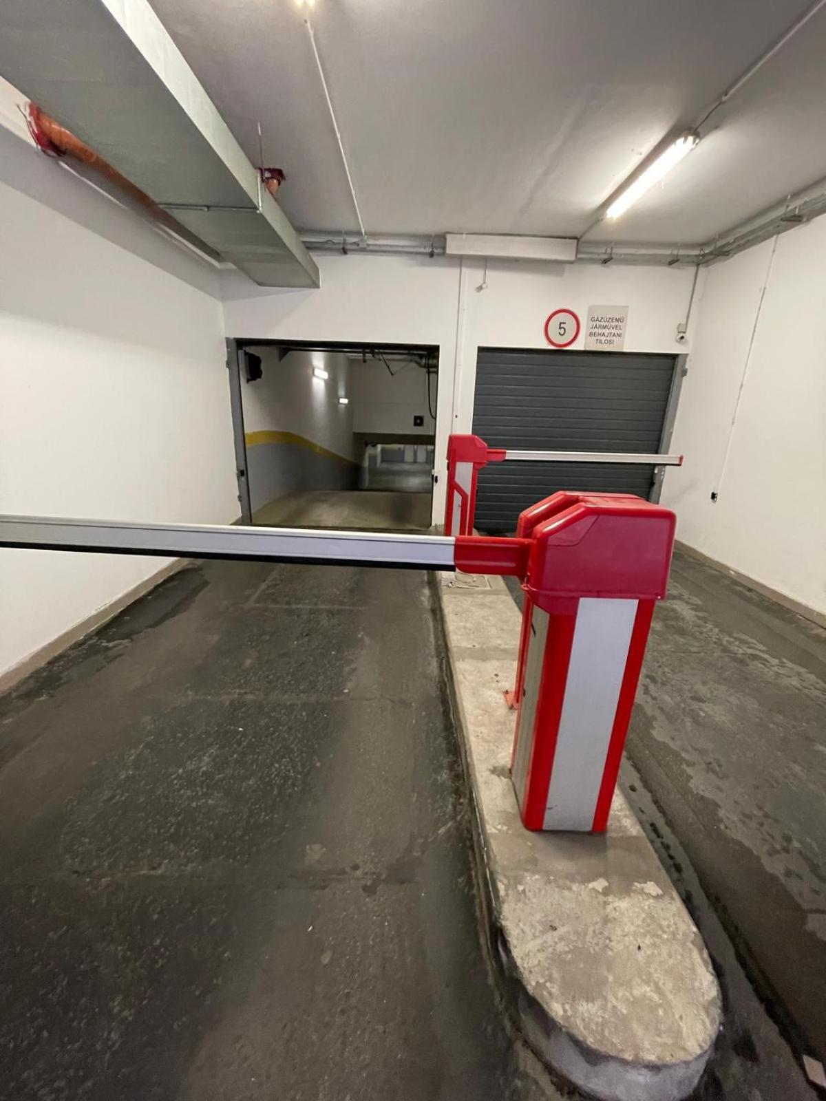 Szekely Apartment Near Deak Ferenc Square With Free Parking In Garage Budapest Bagian luar foto